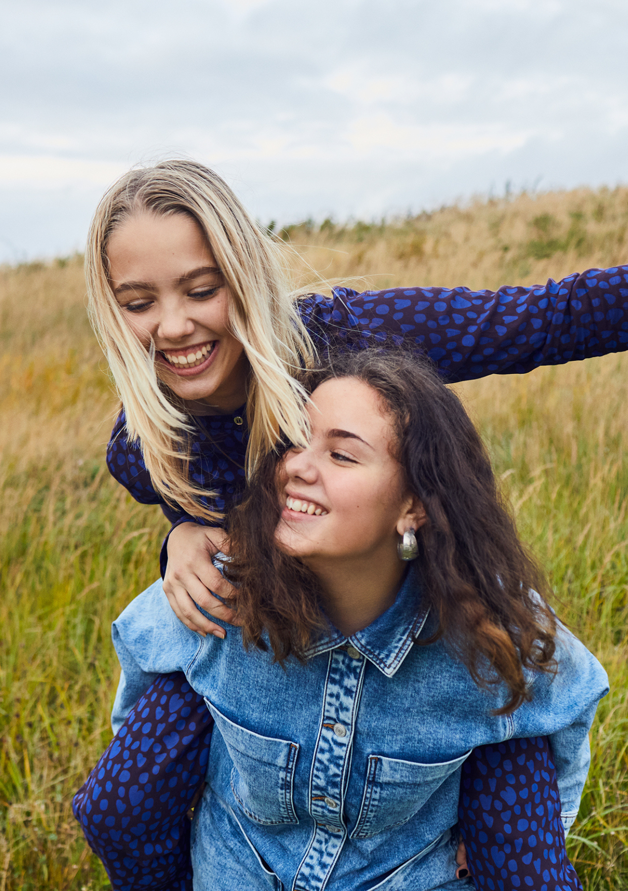 MobilePay billede af to piger der griner