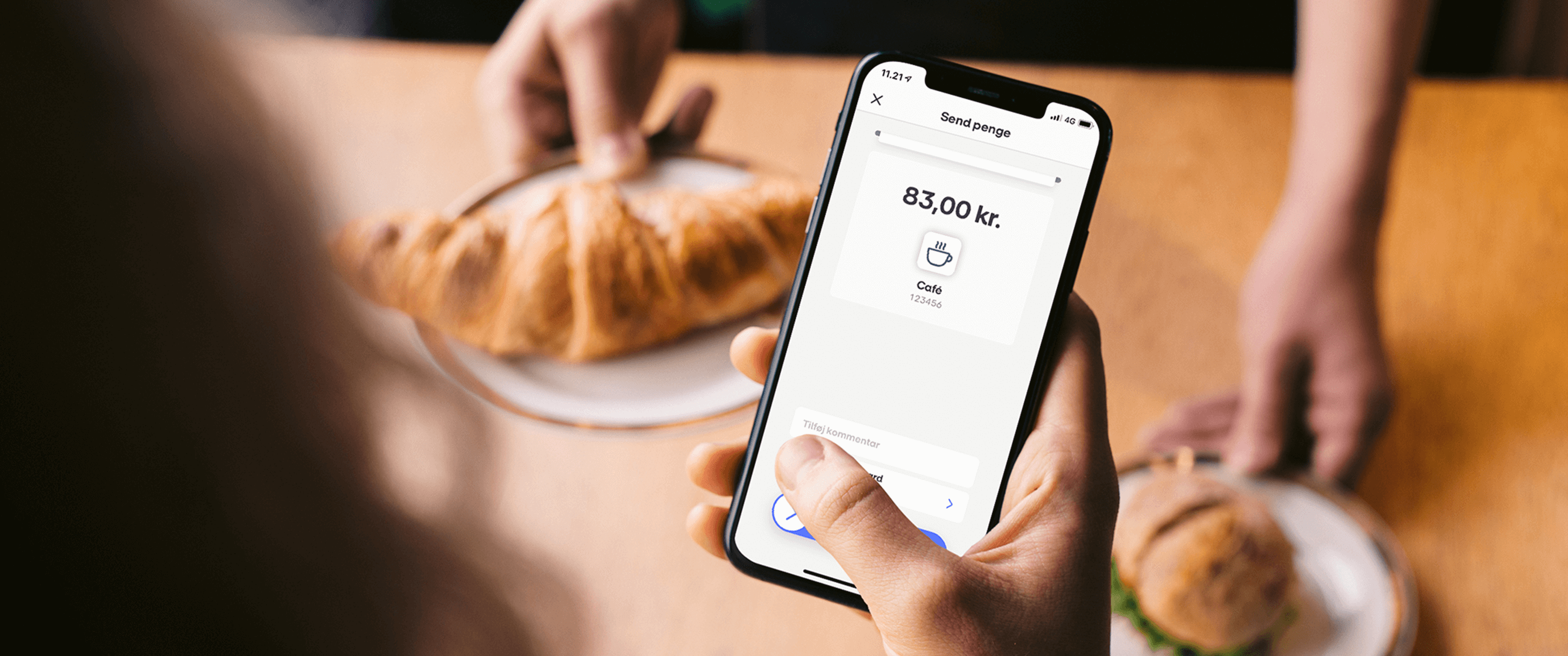 Billedet viser en betaling med MobilePay MyShop på en café